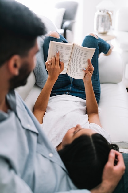 Foto gratuita equipaggi l'esame della donna che indica il dito sul libro