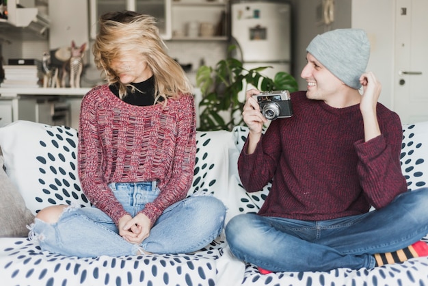 Uomo che guarda la donna con i capelli biondi sul viso