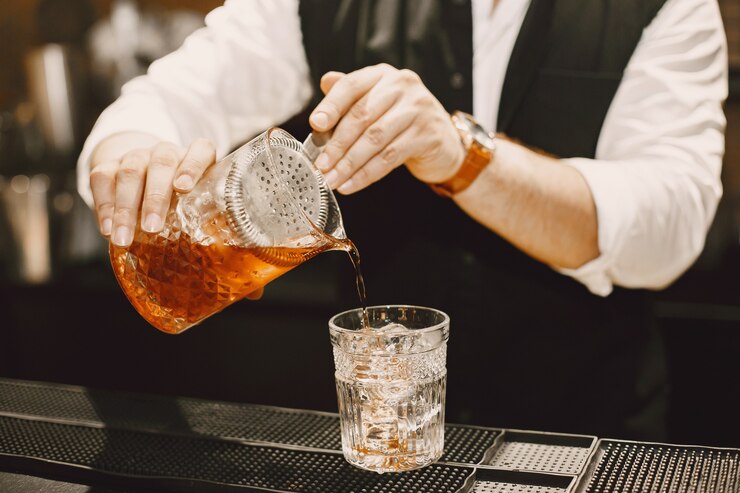 Free Photo man makes a cocktail