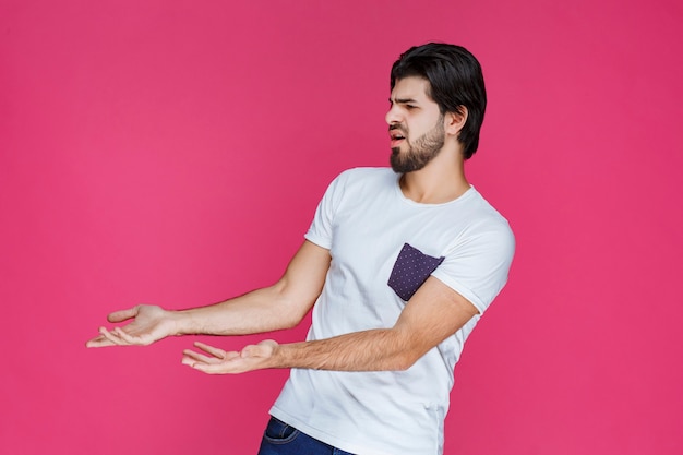 Man making a confused nonsense face like he has no idea about the conversation topic.