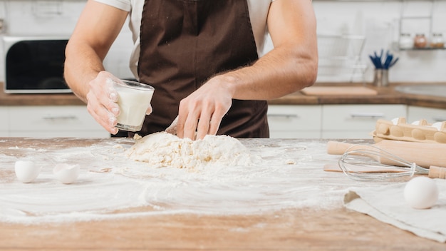 Uomo che produce pasta