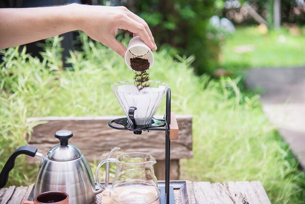 ビンテージコーヒーショップでドリップ新鮮なコーヒーを作る男