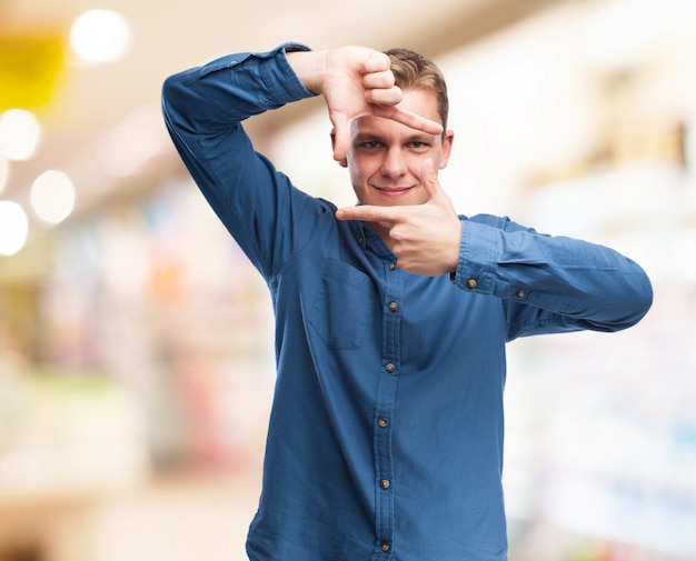 L'uomo di una cornice con le dita