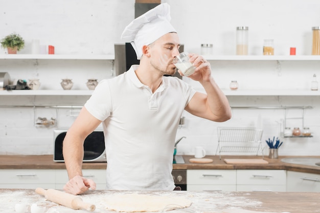 Free photo man making pizza dough