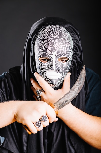 Free photo man in mask with dagger