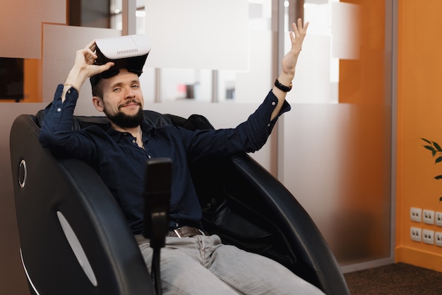 VR 기술을 사용하는 마사지 안락 의자에있는 남자