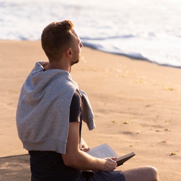 海の隣で瞑想する男