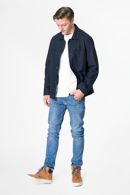 Человек в темно-синей куртке и джинсах уличной одежды