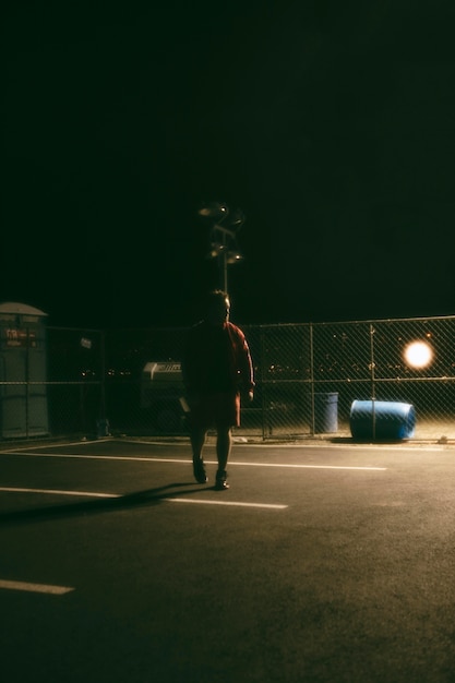 Uomo di notte per le strade della città