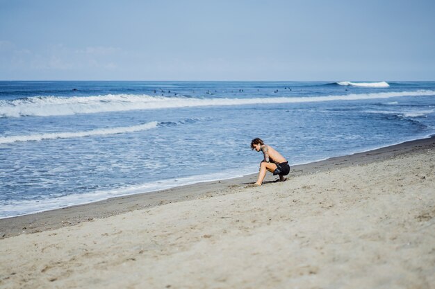 海岸沿いに走っている海岸の男