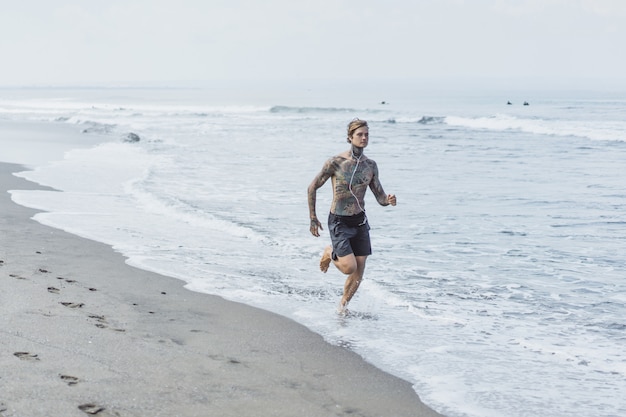 해변을 따라 달리는 해상 한 사람