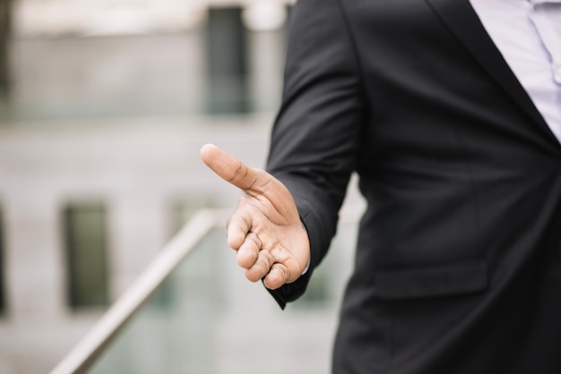 Uomo che offre la mano per la stretta di mano