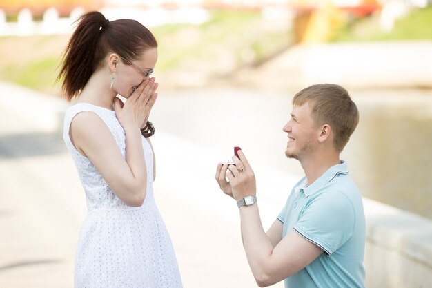 愛する女性に手を差し伸べる男