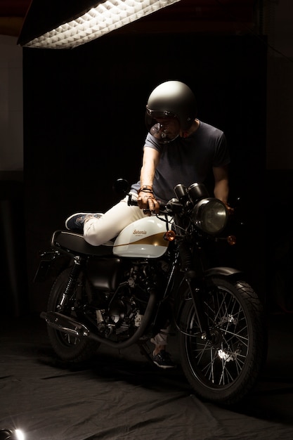 Бесплатное фото Человек на мотоцикле в стиле гонщик кафе