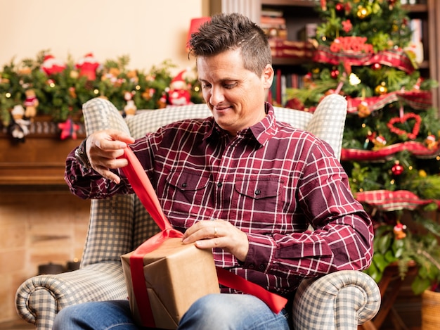 Free photo man opening a gift