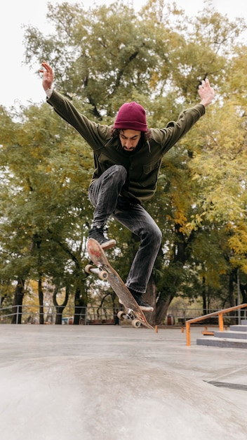 Foto gratuita uomo all'aperto con lo skateboard