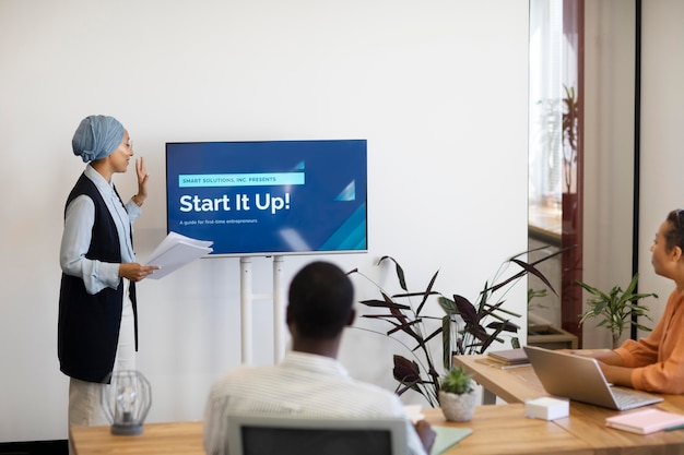 Foto gratuita l'uomo partecipa alla formazione dopo essere stato assunto nel suo nuovo lavoro d'ufficio