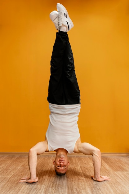 Free photo man performing breakdance