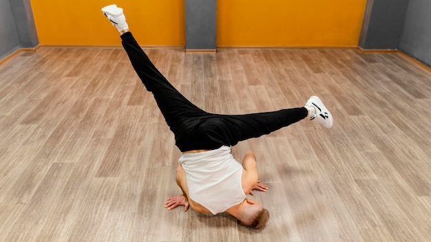 Free photo man performing breakdance