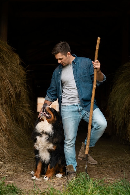 Foto gratuita vista frontale del cane carino accarezzando l'uomo