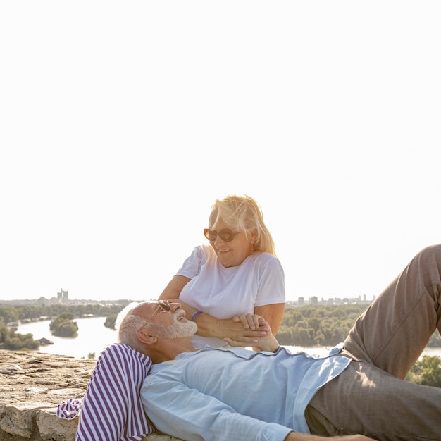 Free photo man placing his head on woman's legs