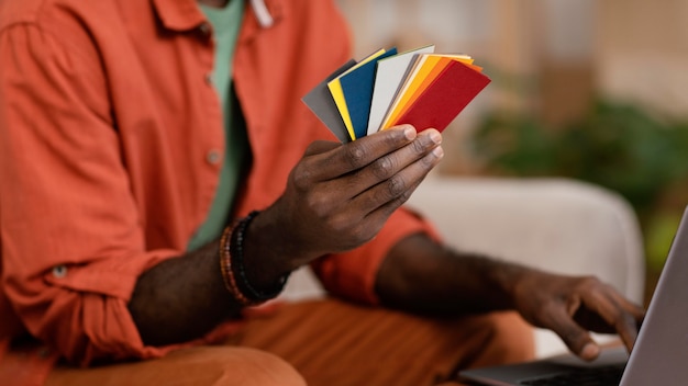 Foto gratuita uomo che pianifica di ridipingere la casa utilizzando la tavolozza dei colori