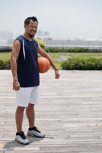 バスケットボールをする男