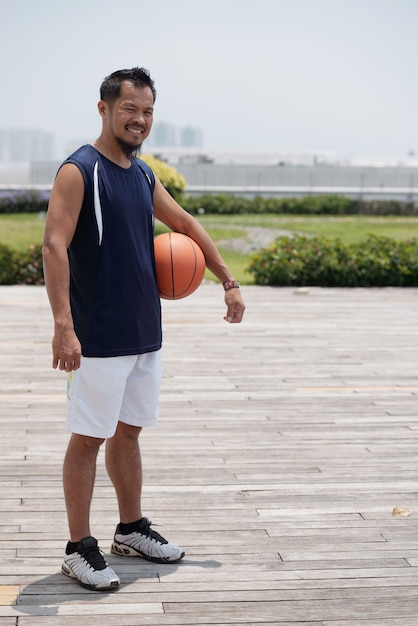 Человек играет в баскетбол