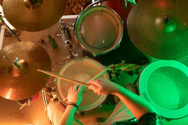 Free photo man playing the drums during performance at a local event