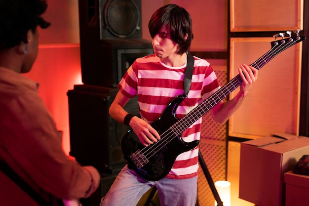 Foto gratuita uomo che suona la chitarra elettrica a un concerto dal vivo