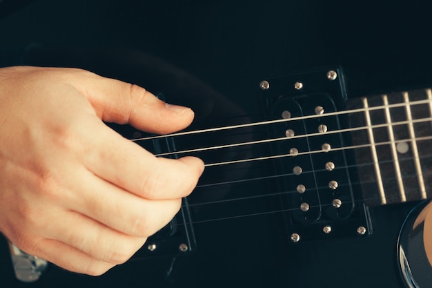 Foto gratuita uomo che suona la chitarra elettrica