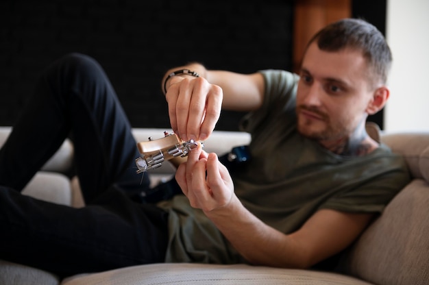 Foto gratuita uomo che suona la chitarra a casa