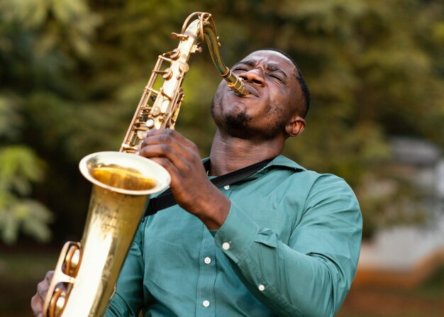 Мужчина играет на музыкальном инструменте в международный день джаза