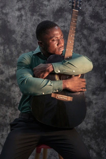 Free photo man playing music on international jazz day