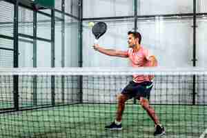 Free photo man playing padel