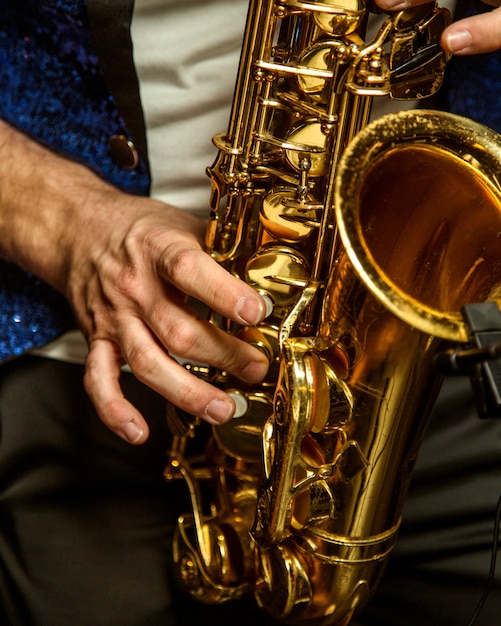 Free photo man playing on saxophone