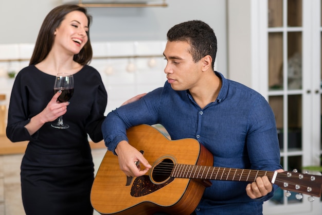 Uomo che suona una canzone per sua moglie