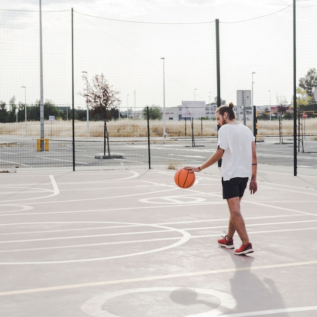 Foto gratuita uomo che gioca con il basket