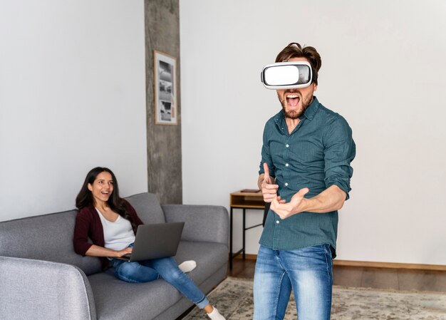 Человек играет с гарнитурой виртуальной реальности дома