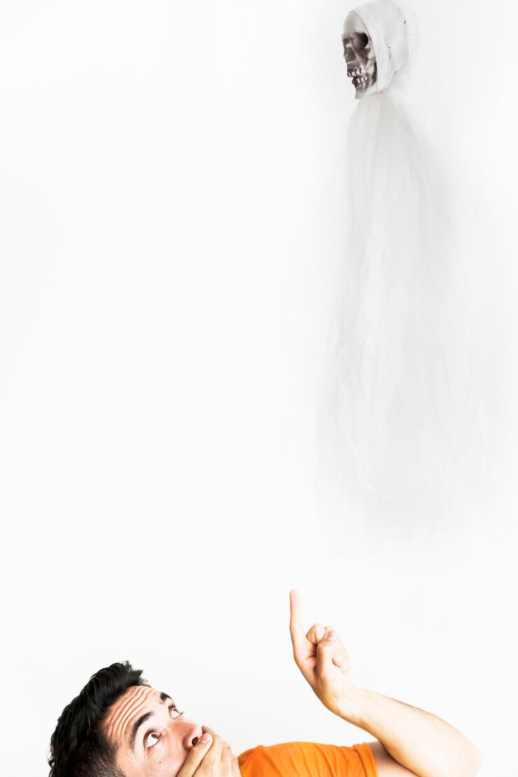 मुफ़्त फोटो man pointing at angel of death in white costume
