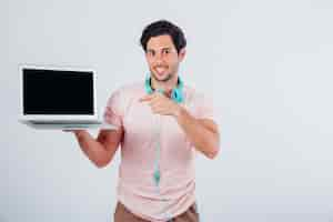 Free photo man pointing at laptop