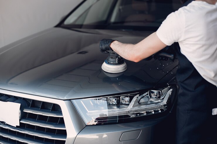 無料Photo 男はガレージで車を磨く