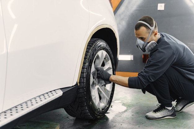 男はガレージで車を磨く