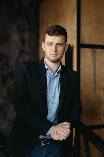 Free photo man portrait posing in a loft modern space