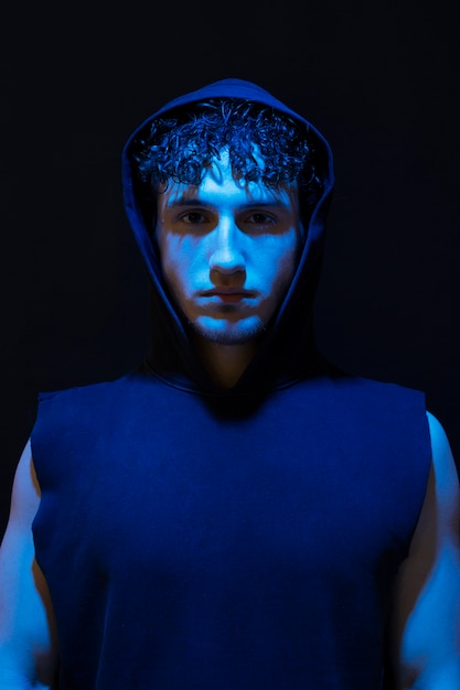 Foto gratuita ritratto di uomo con effetti visivi di luci blu