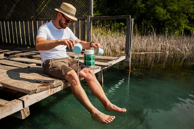 Uomo sull'acqua di versamento di potoon