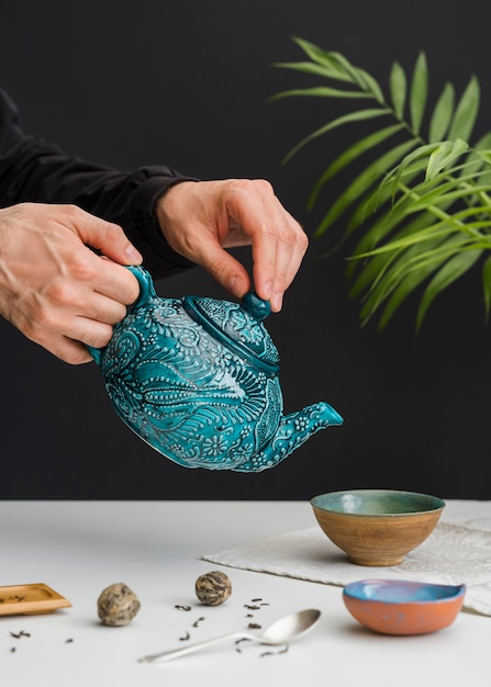 Man pouring tea in bowls