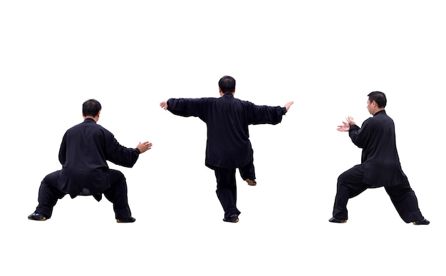 Foto gratuita l'uomo che praticano diverse mosse di karate