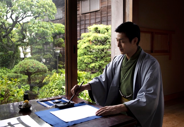 無料写真 筆で日本の手書きを練習する男