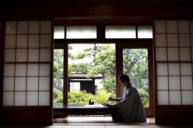 筆で日本の手書きを練習する男